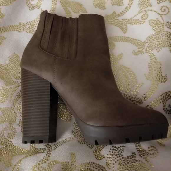 Candie's Shoes - Brown ankle boots. Cute and comfortable